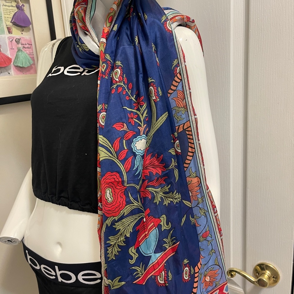 A large 100% silk scarf can be used as a wrapper or Hijab - Picture 8 of 16